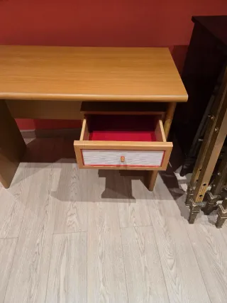 Escritorio de madera con cajones