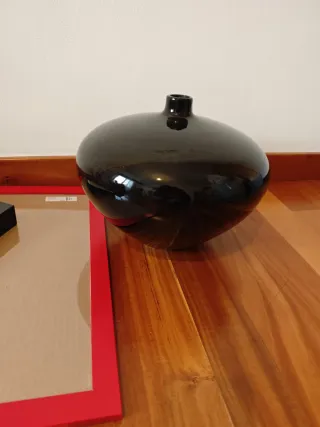 Lámpara roja y negra, marcos Ikea