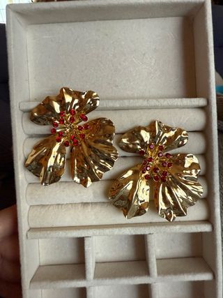 Maxi pendientes flor dorados con piedras rojas