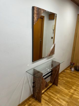 Recibidor con espejo de mármol y cristal
