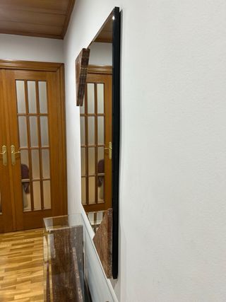 Recibidor con espejo de mármol y cristal