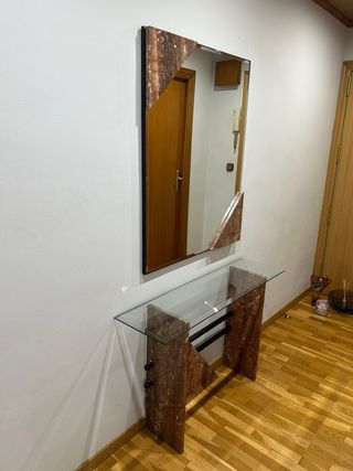 Recibidor con espejo de mármol y cristal