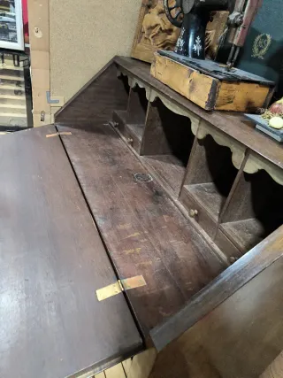 Buro antiguo de madera