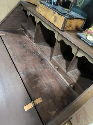 Buro antiguo de madera