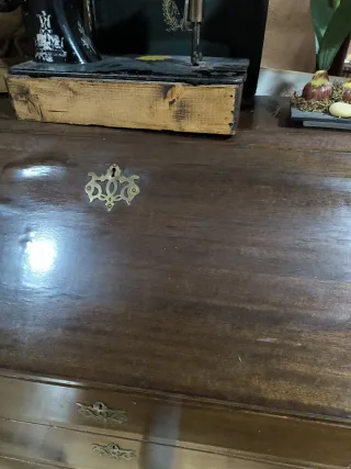 Buro antiguo de madera