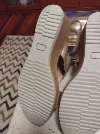 Sandalias Beige con Piedras Verdes y Marrones