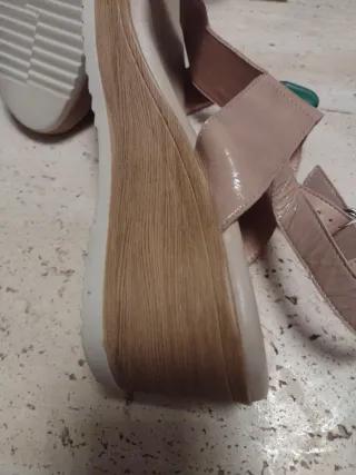 Sandalias Beige con Piedras Verdes y Marrones