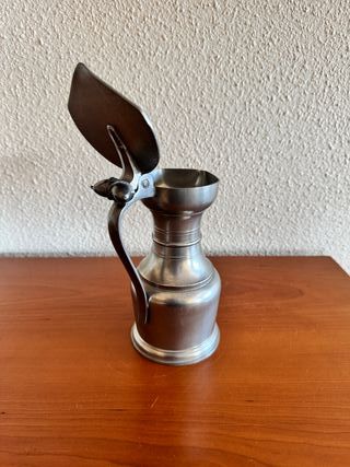 Jarra de metal plateada con tapa