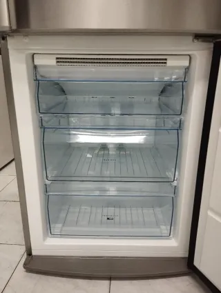 NEVERA MARCA AEG Acero inoxidable