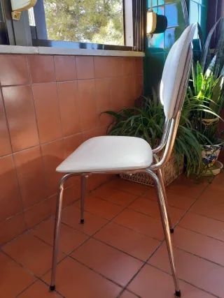 Par de sillas vintage blancas y plateadas