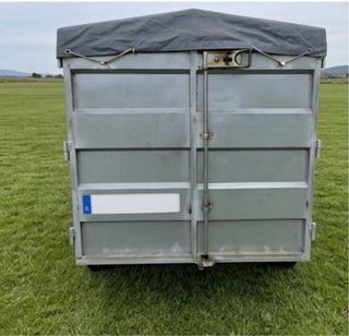 Remolque con freno de inercia