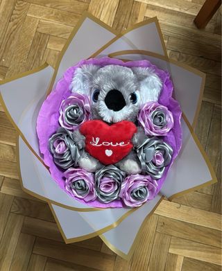 Ramo de Rosas en morada/gris con peluche de koala