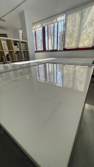 Mesas blancas comedor/oficina con patas metálicas