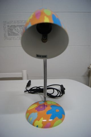 Lámpara sobremesa tipo flexo en naranja y flores