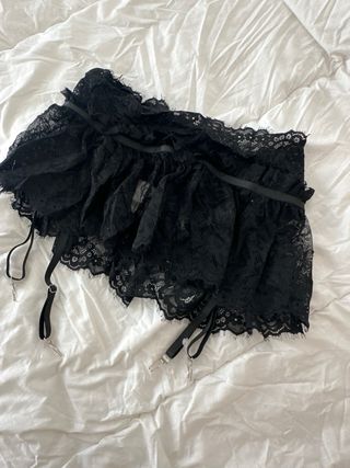 Lencería de encaje negro con ligueros