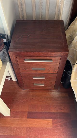 Mesita de noche de madera