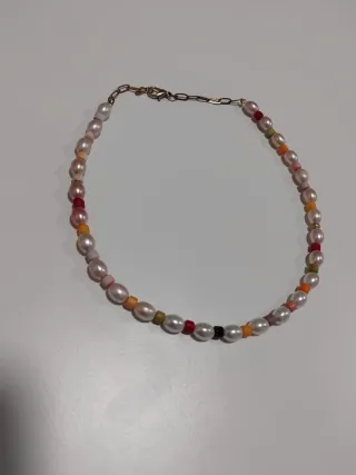 Collares de perlas y piedras naturales