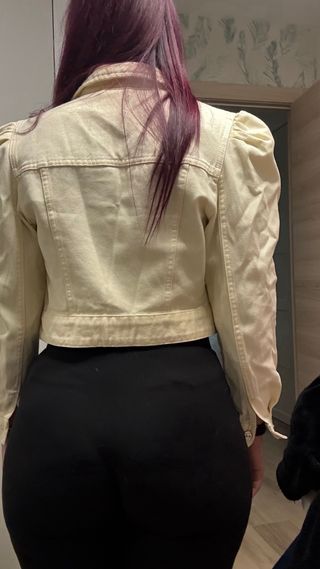 Chaqueta amarilla con hombreras