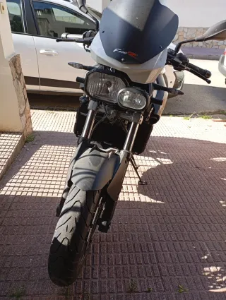 BMW F800R Blanca y Negra