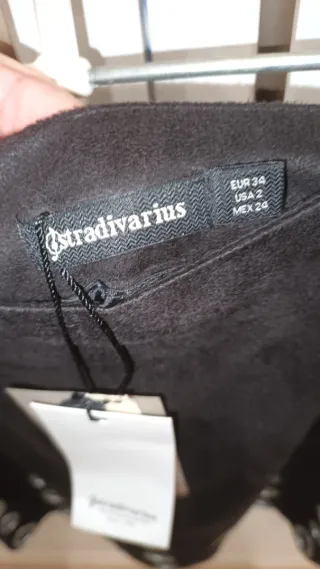Falda Stradivarius negra tachuelas
