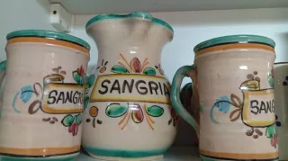 Jarra y tazas de cerámica para sangría