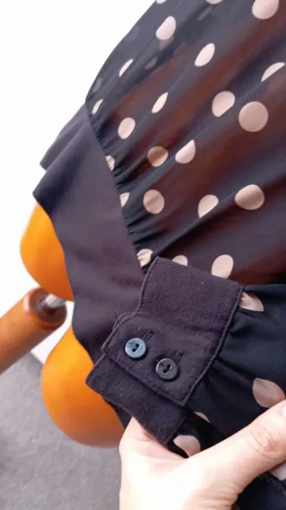 Blusa negra lunares beige