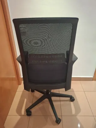 Silla de estudio negra con ruedas