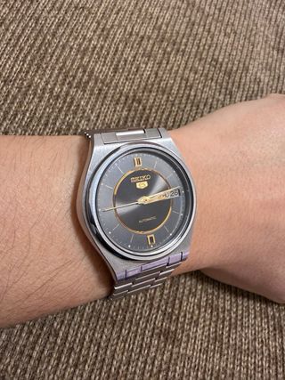 Reloj Seiko 5 Automático Gris y Dorado