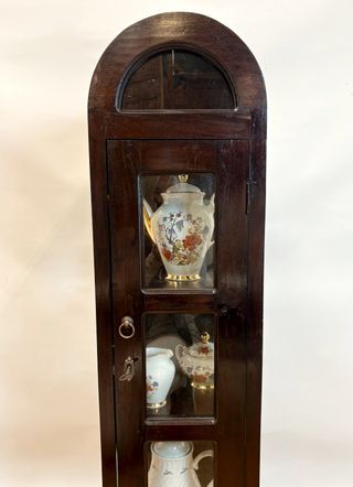 Pequeña vitrina expositora de madera