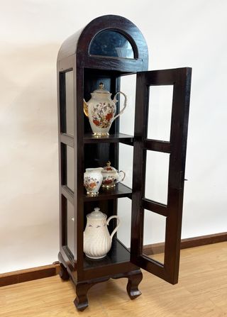 Pequeña vitrina expositora de madera