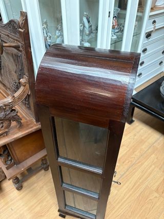 Pequeña vitrina expositora de madera