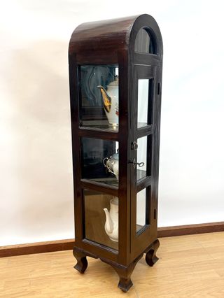 Pequeña vitrina expositora de madera