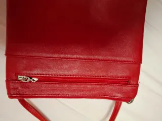 Bolsito de piel rojo