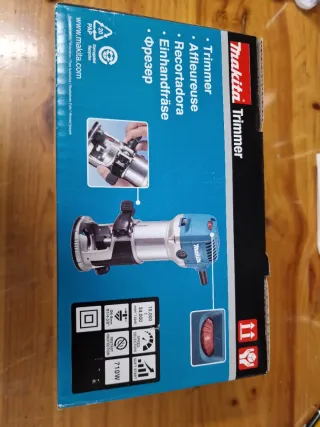 FRESADORA MAKITA RT0702C