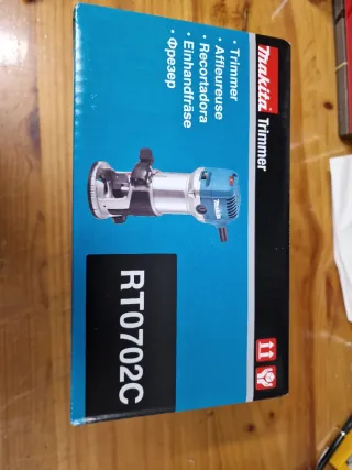 FRESADORA MAKITA RT0702C