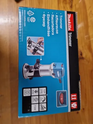 FRESADORA MAKITA RT0702C