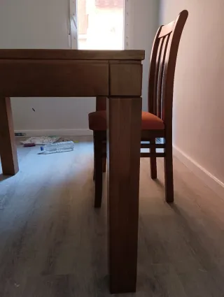 Mesa Extensible Madera Maciza de Castaño+4 Sillas.