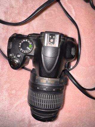 Cámara Nikon D3000 con objetivo 18-55mm