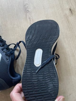 Zapatillas Adidas Negras y Blancas