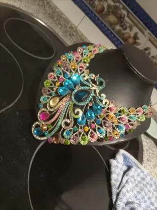 Collar llamativo con piedras de colores