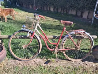 Bicicleta Antigua Roja con Cesta