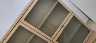 Mueble de salón con puertas de cristal