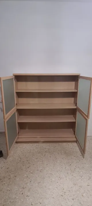 Mueble de salón con puertas de cristal