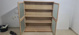 Mueble de salón con puertas de cristal