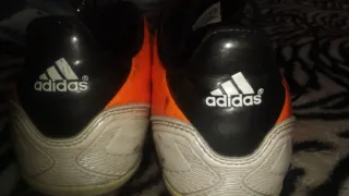 Zapatillas de fútbol Naranja y Negro
