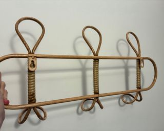Perchero de ratán para pared