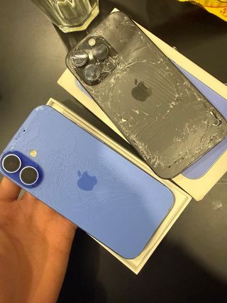 iPhone 16 Azul y 14 pro
