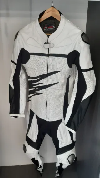 Mono de una pieza con protecciones de titanio