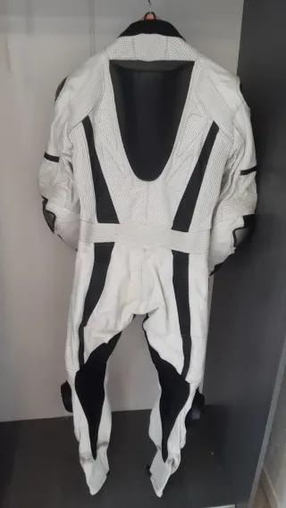 Mono de una pieza con protecciones de titanio