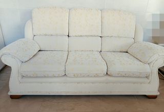 Sofá de tela beige y dorado